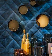 elitis blauw behang gecombineerd met okergeel behang woonkamer behang blauw interieur