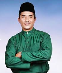 Biasanya baju melayu ini mempunyai lima walaupun terdapat beberapa jenis rekaan seluar di alam melayu, seluar yang dipilih secara tradisi untuk baju melayu cekak musang adalah sama. Sejarah Baju Melayu Yang Dulunya Dikenali Sebagai Baju Kurung Soscili