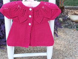 кофточка вязание для детей от 0 до 3 лет с описанием Koftochka Zhaket Dlya Malyshej Osennie Listya Spicami 3 Razmera Ot 6 Do 15 Mes Opisanie S Izobrazheniyami Odezhda Dlya Novorozhdennoj Devochki Detskij Sviter Detskaya Moda