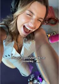 To mój prezent dla wszystkich kobiet, które choć raz poczuły się  niewystarczające! Niech ta piosenka stanie się naszym hymnem kobiecości!!!  🩷