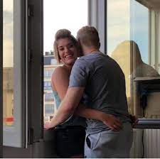 Als antwerpenaar dimitri van den bergh straks een gooi doet naar de wereldtitel darts, dan heeft hij dat voor een deel te danken aan zijn limburgse vriendin evi loyaerts. Come On Let S Do This Dimitri Van Den Bergh En Vriendin Evi Vol Vertrouwen Voor Wk Opener Tegen Dartslegende Lim Foto Hln Be