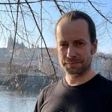 Že ukrajinskou vlajku nechal sundat ministr vnitra, je pro mě horší zpráva  než u Tomia Okamury. Tam asi víc než štafle nelze čekat a Okamura nemá  jinak svým voličům co nabídnout. Ale