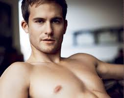 Seksi šepet: Poljubi ga tukaj... pa tu... in ne pozabi tudi tule...