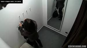 Brune filmée à son insu dans une cabine dessayage