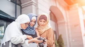 Seperti baju muslim gaya yang menonjolkan kesan modern dengan perpaduan warna serta teknik potongan yang begitu serasi. Punya Gaya Yang Bermacam Macam Kamu Termasuk Generasi Muslimah Milenial Yang Mana Cari Tahu Jawabannya Di Sini