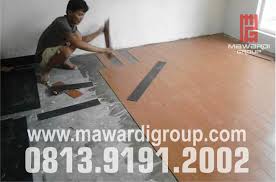 Anda akan menemukan lantai vinil dalam wujud lantai kayu. Lantai Vinyl Motif Kayu Mawardi Group