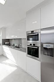 21 Useful White Kitchen Models 21 Useful White Kitchen Models Furnituredesign Kitchen Kitcheninterior M 2020 Mutfak Beyaz Mutfaklar Modern Mutfak Tasarimi