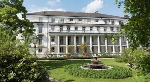 La ville est connue pour son centre de villégiature et sa station thermale parmi les plus chics du monde où se tiennent en outre plusieurs festivals internationaux  1 . Der Badische Hof In Baden Baden Empfangt Wieder Gaste Hotel Vor9