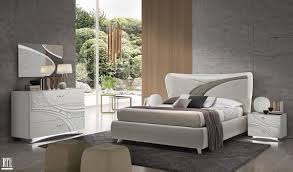 La camera da letto, realizzata dalle migliori maestranze artigianali toscane, è rifinita accuratamente in ogni singolo signorini & coco camera da letto ninfea. La Bottega Del Mobile Il Design Bicolore Del Letto Liz Crea Eleganza Ed Emozione Attraverso La Semplicita Letto Disponibile Anche In Versione Contenitore Camera Da Letto Coco L Originale Icona Di Stile