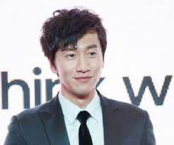 Lee kwang soo and hwang chan sung starred in a film together, 'a dynamite family,' about five brothers who live in the village of deoksu. Lee Kwang Soo Birthday Age Height Details