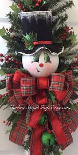 Aqui Viene El Frosty Tiene Una Mirada Caprichosa Sobre El Con Su Sonrisa Torcida Que Listo Con Imagenes Manualidades Navidenas Coronas Navidenas Decoracion Navidad