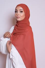 Jun 20, 2019 · when i first had to remove my hijab, my sisters and brothers just thought it was the craziest thing they ever heard, says calhoun. Hijab Mousseline Spice Jennah Boutique