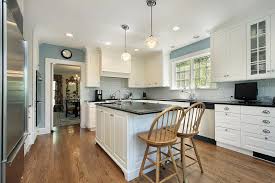 جدران رمادية في المطبخ لون أبيض وأزرق فاتح في الداخل