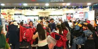 Tugas kasir matahari department store. Pengunjung Matahari Department Store Taman Anggrek Membludak Halaman All Kompas Com