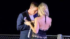 Este es el 11° año consecutivo que el conductor de telefé noticias elige el mismo destino para vacacionar junto a sus hijos. El Romantico Regalo De Rodolfo Barili A Su Novia Lara Piro Se Viene El Casamiento Infobae