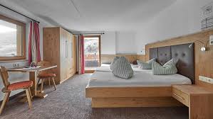 There is also a garden with sun. Appartements Hotel Garni Schonblick Appartements Zimmer In Solden