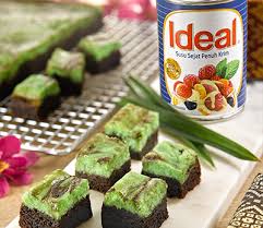 Tuang adunan brownies ke dalam acuan. Pandan Cheesecake Brownies Fraser Neave