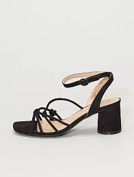 Du modèle toilé avec de simples lanières aux chaussures avec sangles en cuir délicatement entrecroisées, les sandales révèlent le coup de pied avec sensualité. Sandales A Talons Femme Sandales Compensees Plateforme Vetements Femme Kiabi