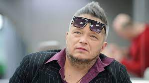 1963) jest liderem i wokalistą zespołu t.love, autorem tekstów wielu przebojów, jedną z ważniejszych postaci polskiej sceny muzyki alternatywnej i rockowej lat 80. Muniek Staszczyk O Zamachu W Smolensku Trybunale Pis Po I Tusku