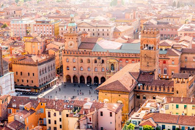 A Visitor's Guide to Bologna - The Lazy Italian