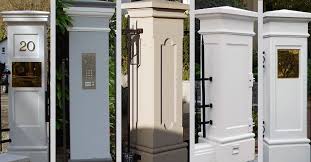 Klassisch Moderner Pfeiler Aus Weissbeton Bestehend Aus Vier Teilen Sockel Schaft Kapitell Und Abdeckpl In 2020 Gate Wall Design Pillar Design House Designs Exterior