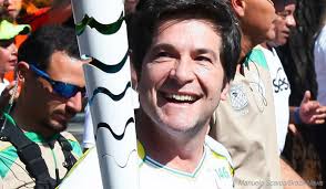 Daniel conduz tocha olímpica em São Paulo