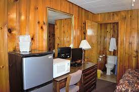 Es bietet ein romantisches umfeld und viele annehmlichkeiten, die ihren aufenthalt noch angenehmer machen werden. Bedroom Picture Of Anchor Motel And Cottages Geneva On The Lake Tripadvisor