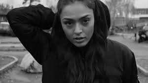 Se musikvideon till Gee Dixon-singeln “La Madrina”