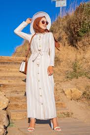 Le président turc recep tayyip erdoğan a affirmé que le « crime organisé » au niveau des urnes avait influencé le résultat et suggéré la tenue de nouvelles élections. Robe Chemise Longue A Rayures Vetement Hijab Turque 2021 Couleur Beige Et Blanc Pret A Porter Et Accessoires