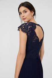 Dieses figurbetonte cocktailkleid präsentiert sich mit fein drapiertem wasserfallausschnitt, romantischem spitzenrock und bogenkante. Elegante Kleider Fur Damen Gunstig Online Kaufen C A Online Shop