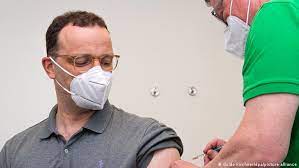 Lo spostamento può essere fatto per il vaccino pfizer, moderna e vaxzevria, fino ad esaurimento dei. Vaccinare Anti Covid La Medicul De Familie Trebuie SÄƒ Dau Cu Banul Cine Primeste Biontech Germania Dw 20 05 2021