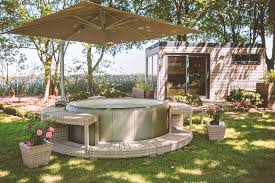 Die Perfekte Kombination Sauna Und Whirlpool Gartensauna Unterwasserbeleuchtung Sauna