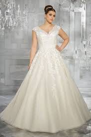 Aufwendige brautkleider bilden den krönenden abschluss bei jeder modenschau und zeichnen sich häufig durch meisterliche. Vereinbare Deinen Anprobe Termin 040 4142 3079 Finde Bei Uns Dein Plus Size Brautkleid Traumhafte Xxl Brautmode In G Kleider Hochzeit Braut Hochzeitskleid
