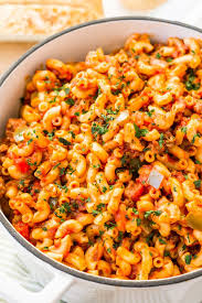 American Chop Suey Is A Delicious And Easy Dinner Recipe Made With Ground Beef Tomato Onion Green Pepper Macaro American Chop Suey Beef Dinner Pasta Dishes