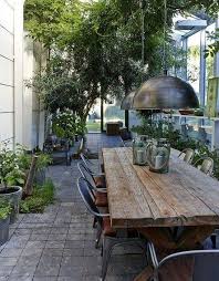Une Grande Table En Bois Dans Votre Jardin Table Salle A Manger Idees De Patio Vie En Plein Air