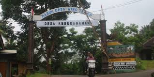 Ingin membuat poster online dengan mudah, cepat dan gratis? Kerukunan Di Desa Keberagaman Tempat Ibadah Berdekatan Dan Pernikahan Beda Agama Sudah Biasa Halaman All Kompas Com