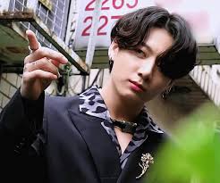 Tragen sie ihre fave bts bias, um bts 7th anniversary zusammen zu feiern vor dem hoodie steht love yourself und die rückseite des hoodies sagt den namen . Fashion Fix Jungkook Of Bts S All Eyes On Me Sweater The Honey Pop