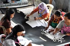 Batik unggulannya ialah batik pring sedapur atau batik sidomukti magetan. Batik Pring Sedapur Dari Desa Terkenal Hingga Istana Negara