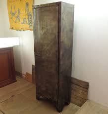 Armoire D Atelier Une Porte Style Industriel Metal Brut Brosse Et Patine Milieu Du 20eme Siecle Pratique Ave Armoire Vestiaire Metallique Armoire Atelier