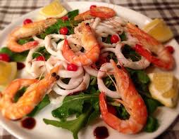insalata di calamari e gamberi su letto di rucola 食べ物のアイデア 料理