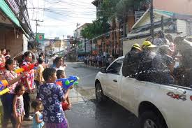 Thai vietjet air does a good job of connecting thailand with vietnam (surprise) and has seasonal flights to gaya, india, for. Pesta Air Songkran Di Thailand Tahun Ini Lebih Gempak