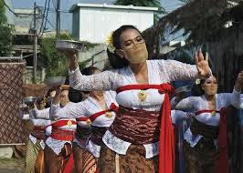 Tari pendet sebagai ritual sakral odalan di pura yang disebut mamendet atau mendet berlangsung setelah pendeta mengumandangkan puja mantranya dan seusai pementasan topeng sidakarya—teater sakral yang secara filosofis melegitimasi upacara keagamaan. Tari Gabor Peliatan Dan Legong Kupu Tarum Omah Wulangreh Untuk Hut Ri Ke 75 Gaya Tempo Co