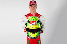 Nadat mick schumacher in 2015 duits kampioen in de formule 4 werd ging corinna schumacher te rade bij. Formel 2 Neuer Schumi Helm Autobild De