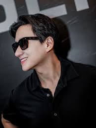 COMMAND EYEWEAR ATTENTION! Police takes over @visionexpressph 😎🤓✨💫💯  @policelifestyle Checkout new drops from Police and score their new eyewear  styles at Vision Express. Got mine and I know I'll be bringing this