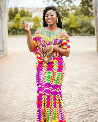 Ce sont des modèles qui vous donneront des idées pour vos futurs robes en pagne. 10 Fabuleuses Robes En Pagne Kita Du Ghana Qui Vont Epater Vos Convives Kente Styles African Fashion Designers African Fashion