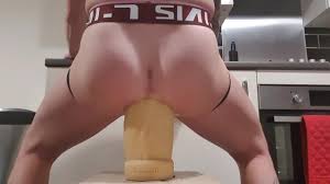 Minet gay prendre un gode monstre profond gode extra large anal béant