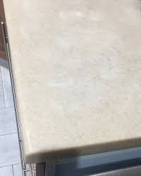 مستشار المطابخ Na Twitteru من آثار استخدام خامات رديئة لتصنيع الرخام الصناعي هو ظهور هذه البقع من أي سوائل حتى لو كانت مياه لا تصدق أغلب ادعاءات من يقول لك الرخام مواده