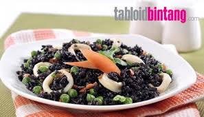 Kami berlima, aku, nia, dora, yanti, dan ratna pun setuju untuk memesan nasi goreng hitam lewat aplikasi daring. Resep Nasi Goreng Cumi Cumi Hitam