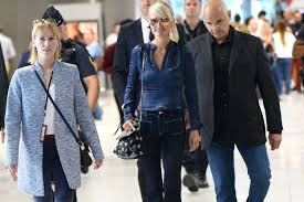 Selon closer, la maman de jade et joy serait désormais séparée de celui qui était son homme depuis l. Laeticia Hallyday En France Et Folle Amoureuse Sa 1ere Fois Avec Pascal Balland