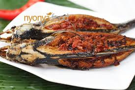 2 ekor ikan cencaru | dibelah belakang 3 sudu makan cili kering kisar 3 ulas bawang merah 2.5cm lengkuas 2.5cm belacan garam secukup rasa gula. Resepi Ikan Kembung Sumbat Kelapa Pawtaste Com